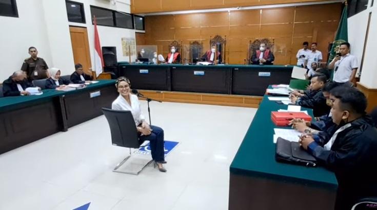 Nikita-Mirzani-Tersenyum-Saat-Menjalani-Sidang-Perdana.jpg