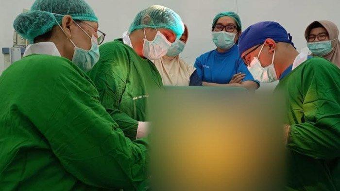 Tim Medis RSUD Ganteng, Banyuwangi, Berhasil Angkat Kista Seberat 7,1 Kg dari Perempuan 52 Tahun