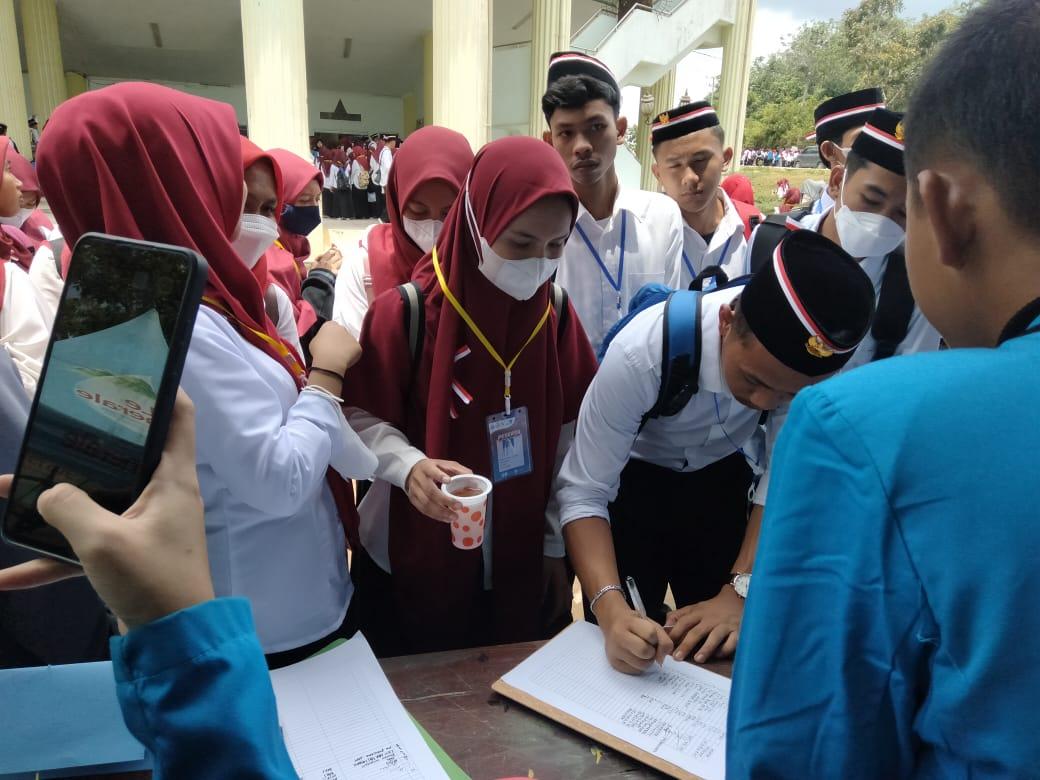 Dampingi Mahasiswa Baru Disabilitas, Relawan UIN STS Jambi Buka Stand Saat PBAK 2022