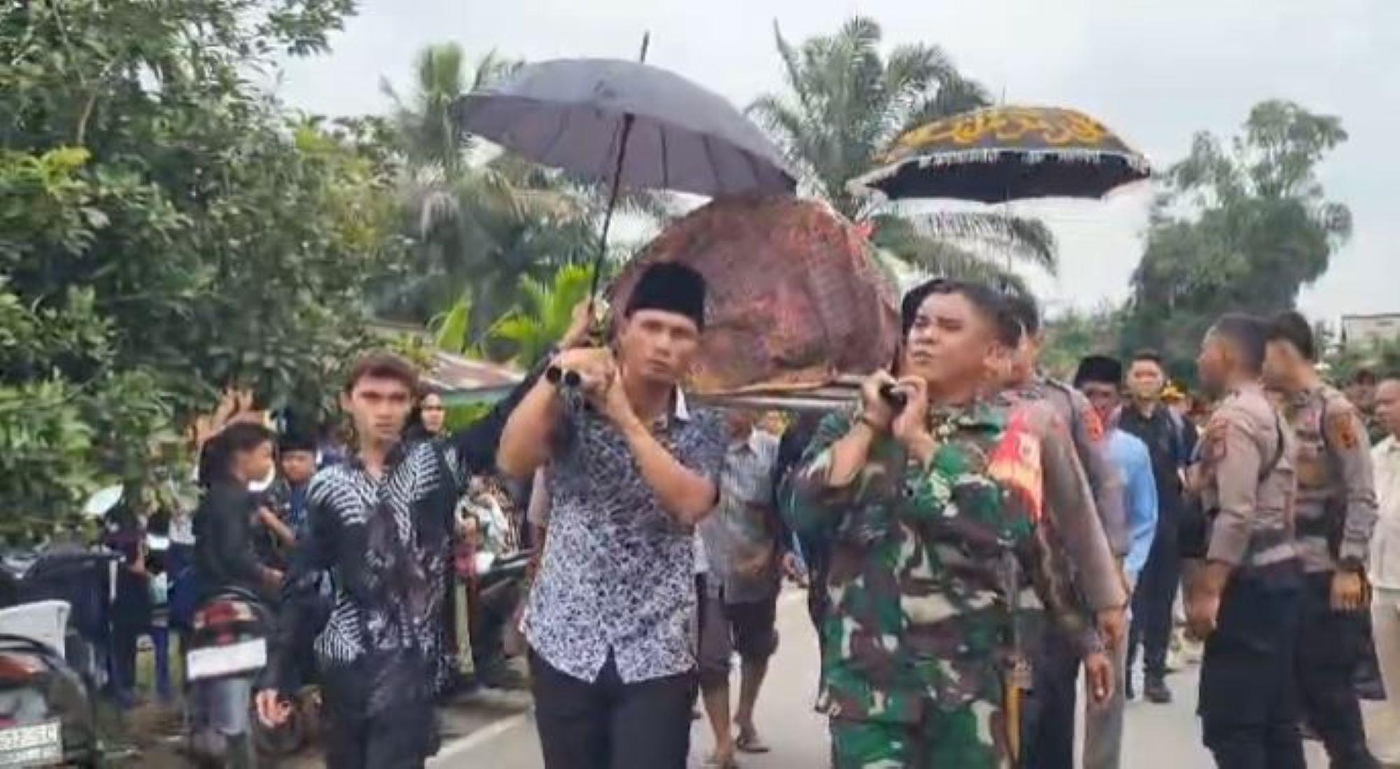 PEMAKAMAN-Pemakaman-korban-tewas-di-area-penambangan-emas-tanpa-izin-PETI.jpg