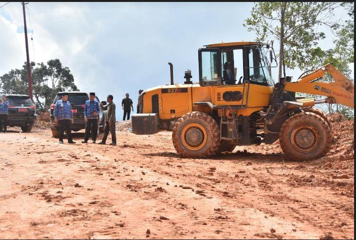 Kunjungan Kerja Pertama Pasca Libur Lebaran, Bachril Bakri Tinjau Longsor di Batang Asai