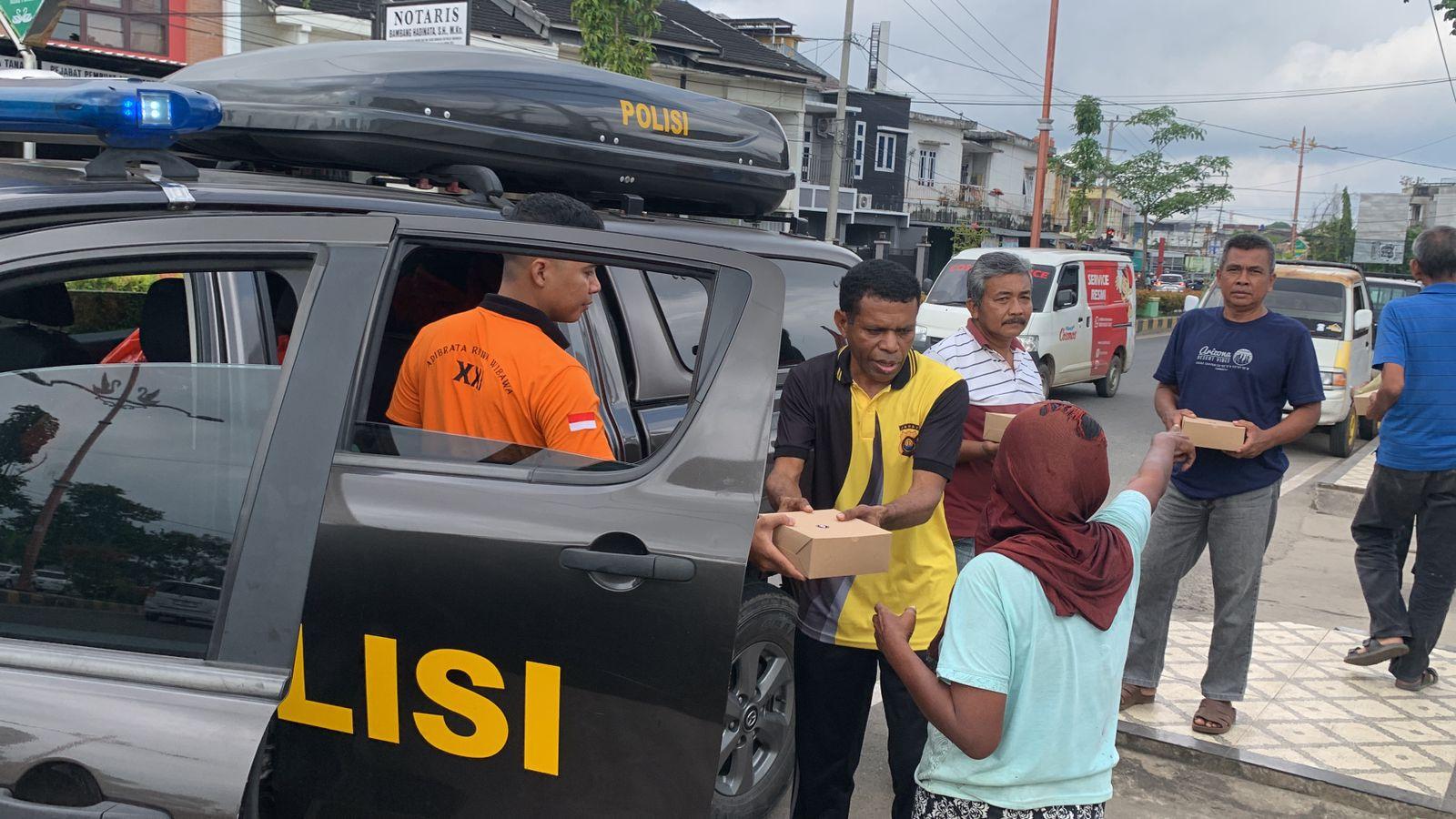 Jumat Berbagi, Personel Polda Jambi Bagikan Makan Siang Gratis untuk Warga yang Membutuhkan