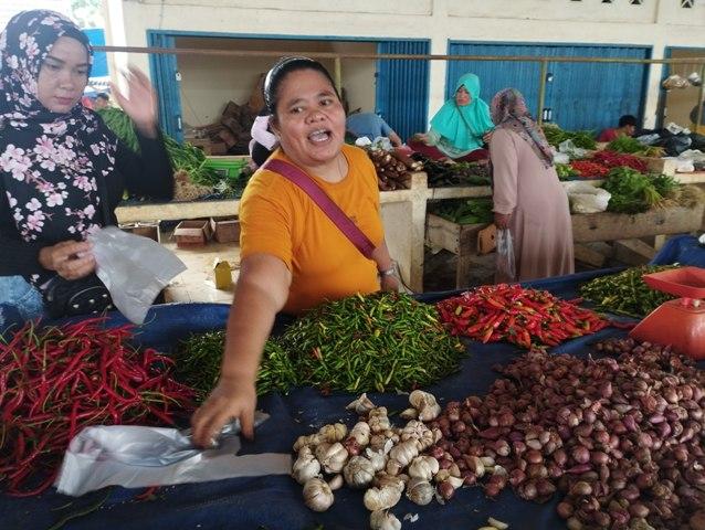 Pedagang-di-Pasar-rakyat-kecamatan-muara-Sabak-barat.jpg