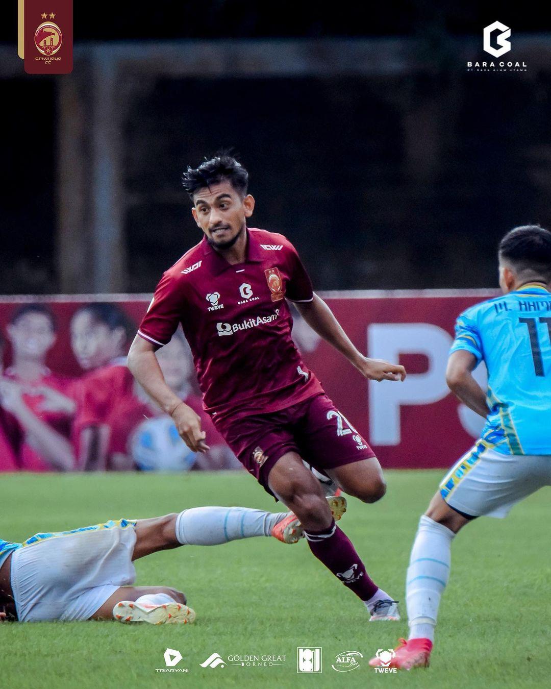 Pemain-Sriwijaya-FC-berupaya-melewati-adangan-pemain-Perserang-Serang-29082022.jpg