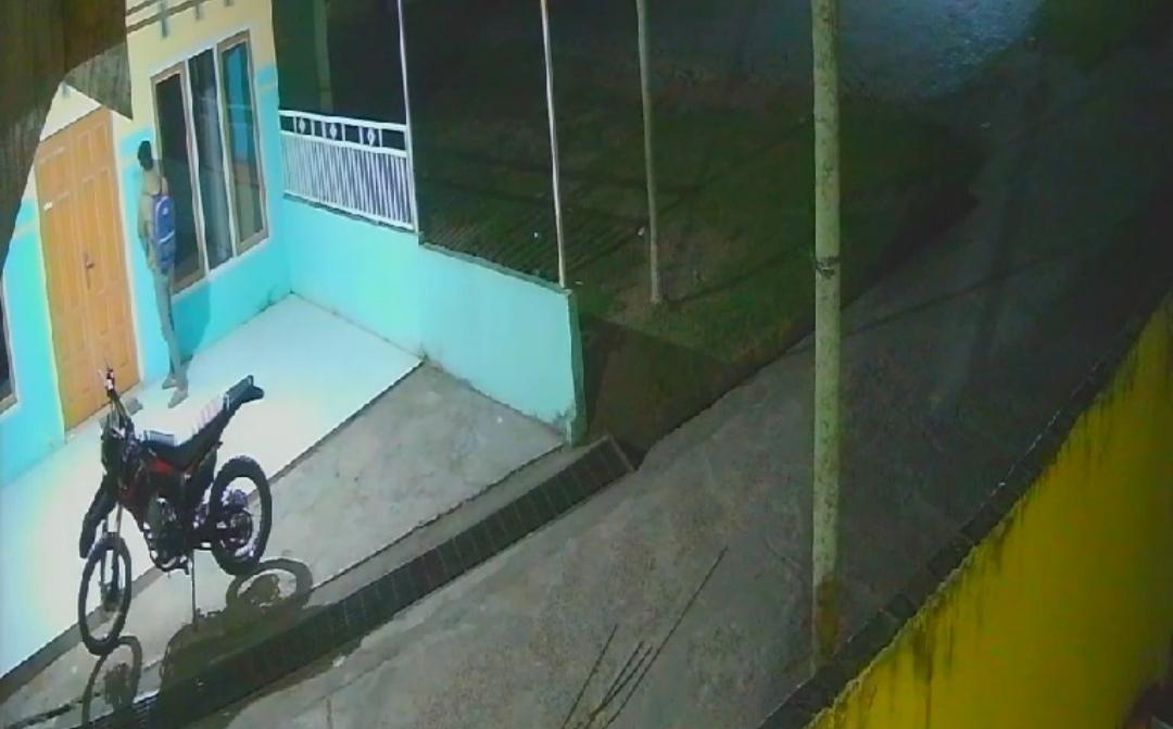 Seorang Pria Terekam CCTV Bobol Kotak Wakaf Musala di Kota Jambi, Pengurus Masjid Sebut Sudah 3 Kali