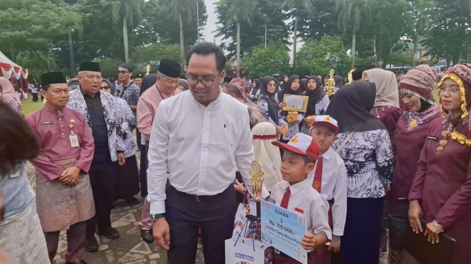 Pemenang Lomba Cipta Baca Puisi Gramedia Jambi Terima Hadiah di Kantor Wali Kota