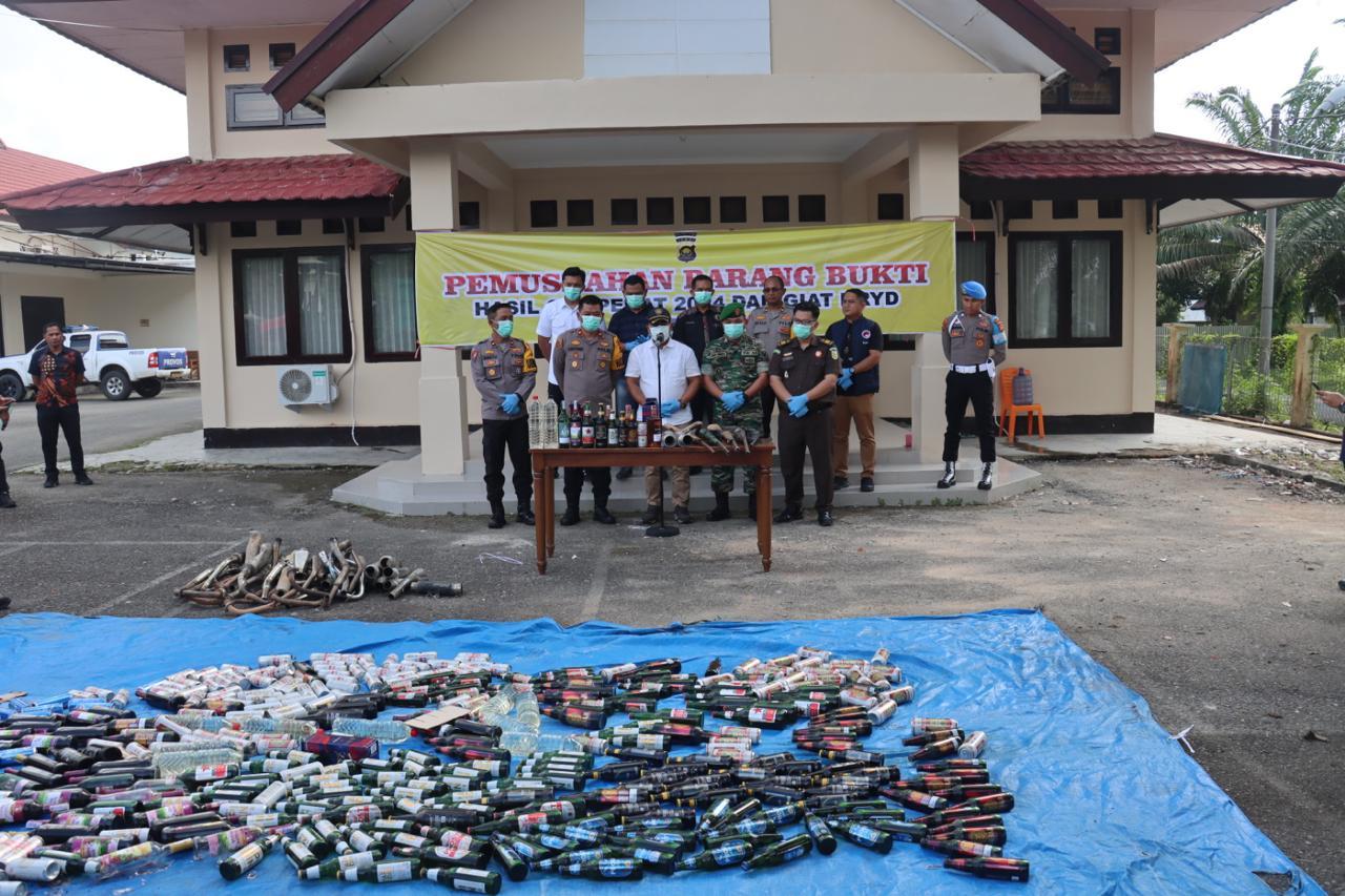 Polres Tebo Musnahkan Barang Bukti Operasi Pekat 2024, 521 Botol Miras hingga Senjata Api