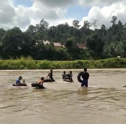 Pencarian Warga Hanyut di Sungai Batang Asai Sarolangun Masih Berlangsung Pakai Alat Seadanya