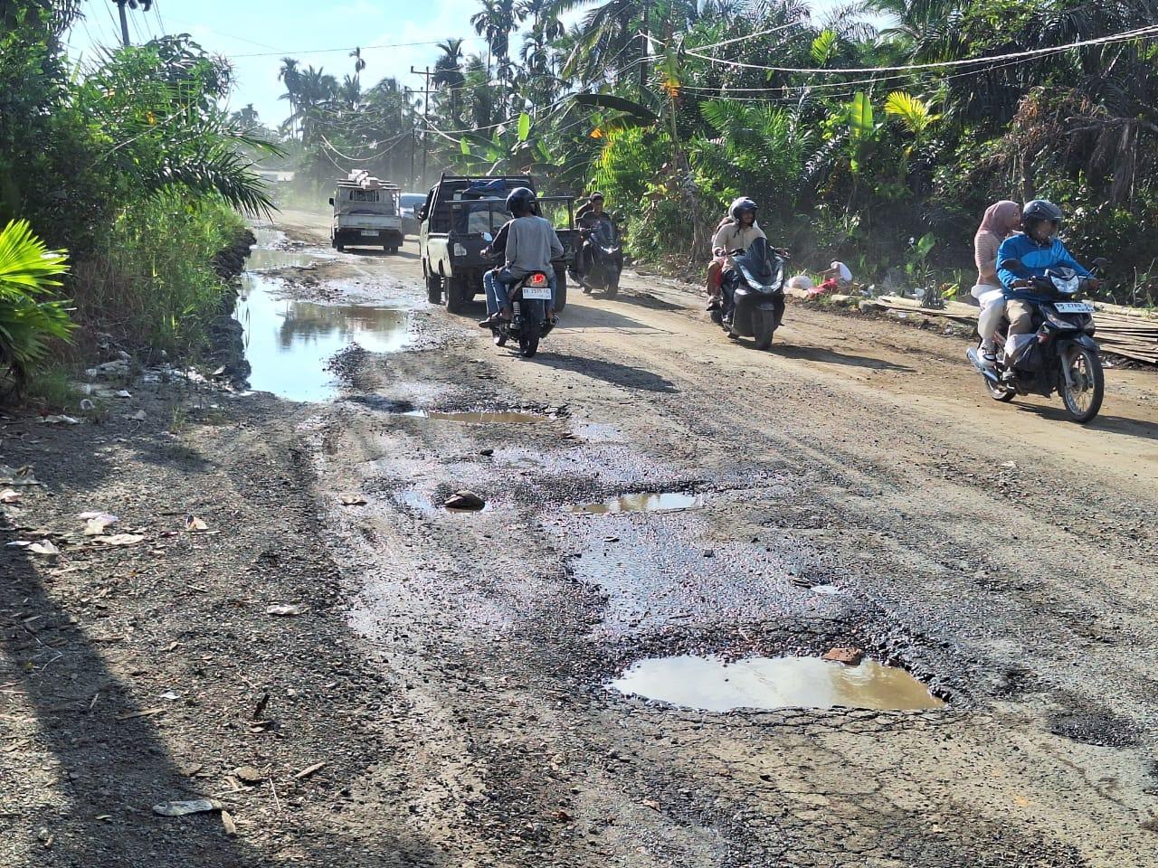 Pengendara-melintas-Jalan-di-Dusun-Bumi-Suci-Desa-Bram-Ita.jpg