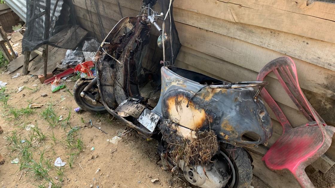 Percikan Api Hanguskan Satu Unit Sepeda Motor di Purnama Jambi