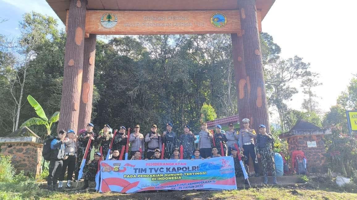 Peringati HUT RI ke 79, Tim TVC Kapolri Lakukan Pendakian Gunung Kerinci