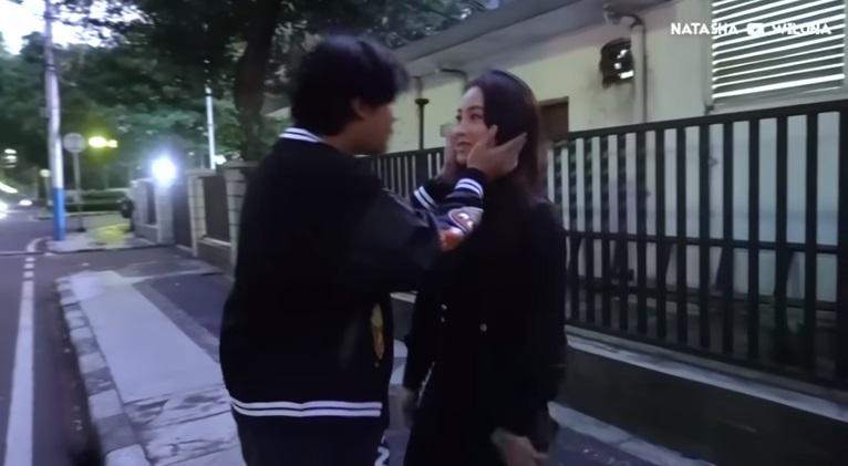 Reaksi Aliando Syarief Saat Peluk Natasha Wilona Dipinggir Jalan: Kan Nggak Ada yang Lihat!