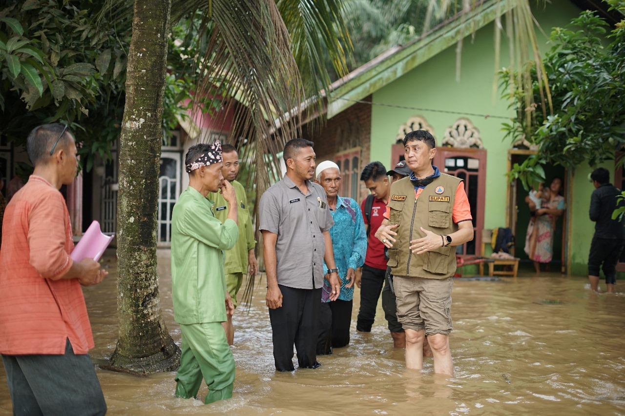 Pj-Bupati-Muaro-Jambi-Tinjau-Korban-Banjir-di-Kumpeh.jpg