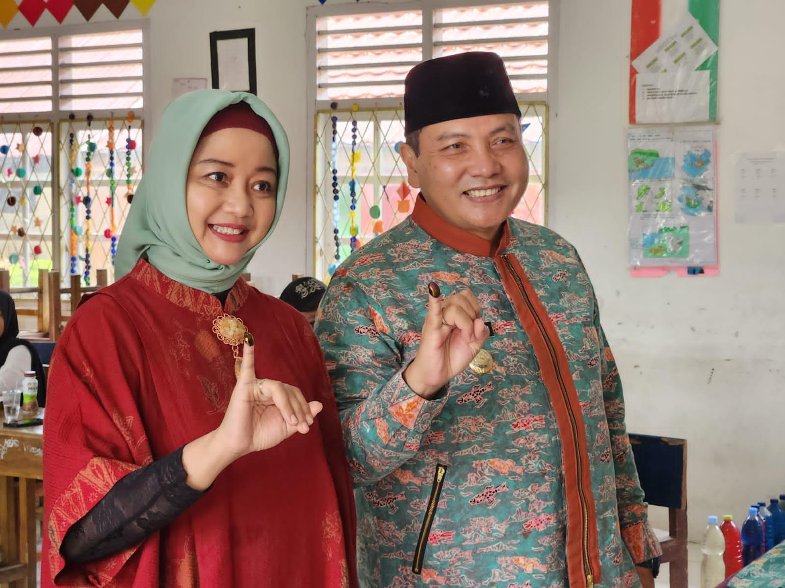 Gunakan Hak Pilihnya, Bachril Bakri Bersama Istri Mencoblos di TPS 03 Sarolangun