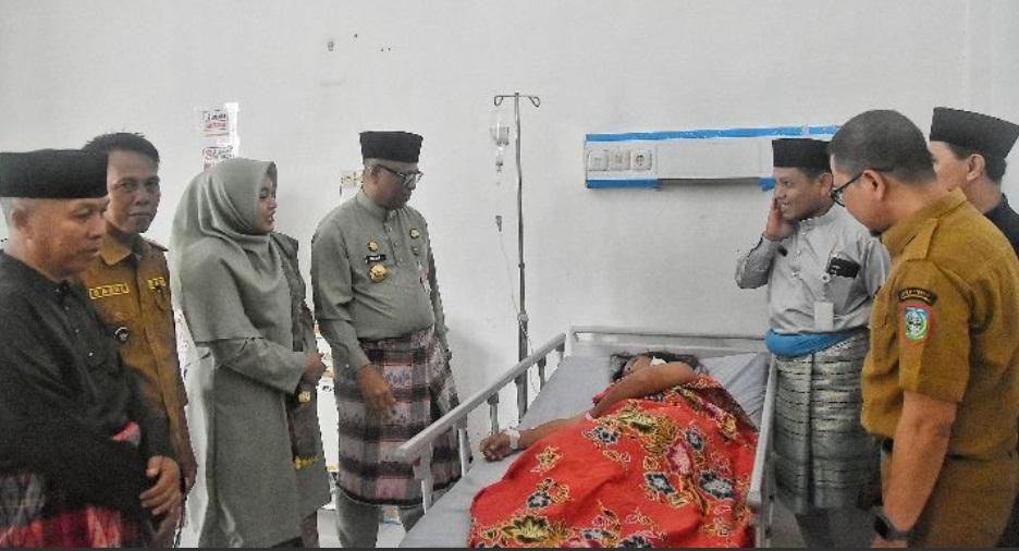 Pj Bupati Sarolangun Jenguk Pasien Mendapatkan Pelayanan Kesehatan Gratis di RSUD Chatib Quzwen