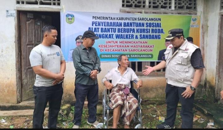 Perhatian Masyarakat Lansia dan Tidak Mampu, Pj Bupati Sarolangun Serahkan Bantuan Kursi Roda
