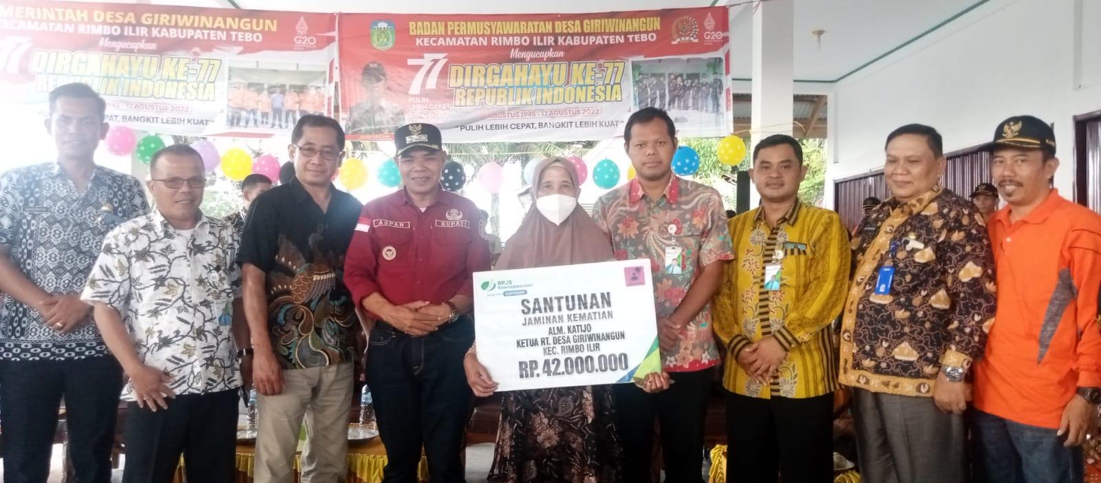 Pj Bupati Tebo Serahkan Santunan Jaminan Kematian BPJS Ketenagakerjaan untuk Alm Katijo