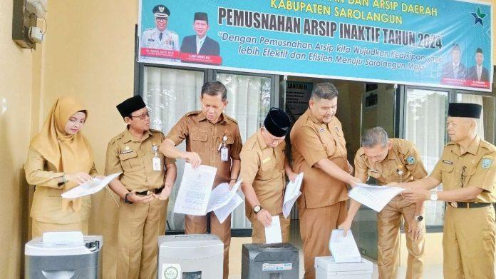 Pj-Sekda-Sarolangun-Dedy-Hendry-memimpin-pemusnahan-arsip-inaktif-tahun-2024.jpg