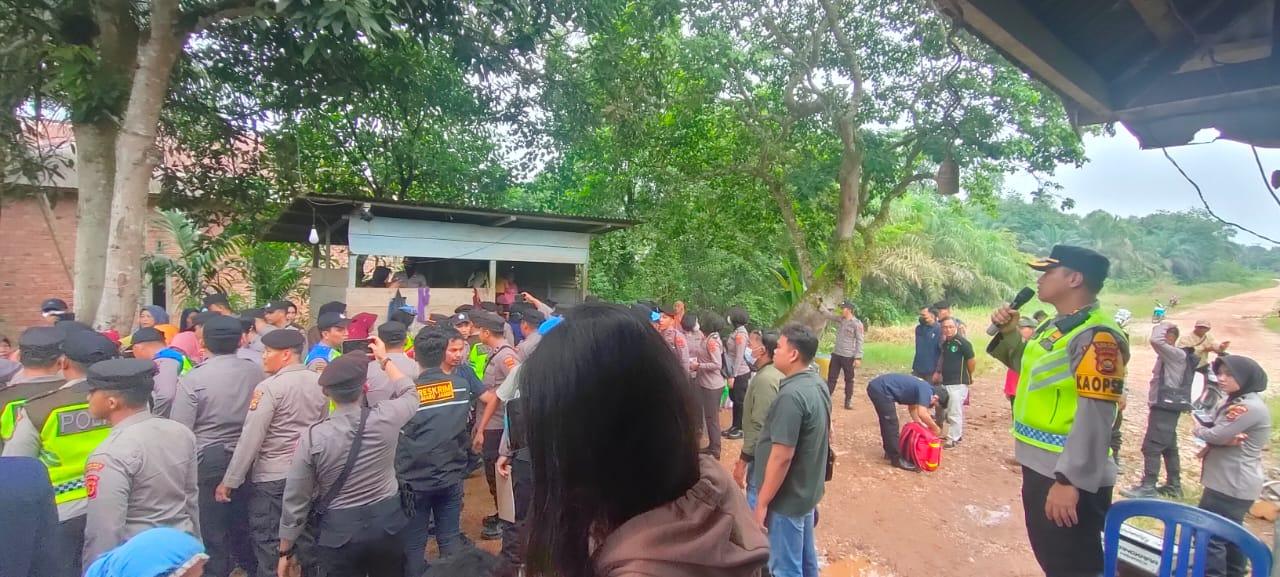 Polisi-bubarkan-warga-di-PT-FPIL.jpg