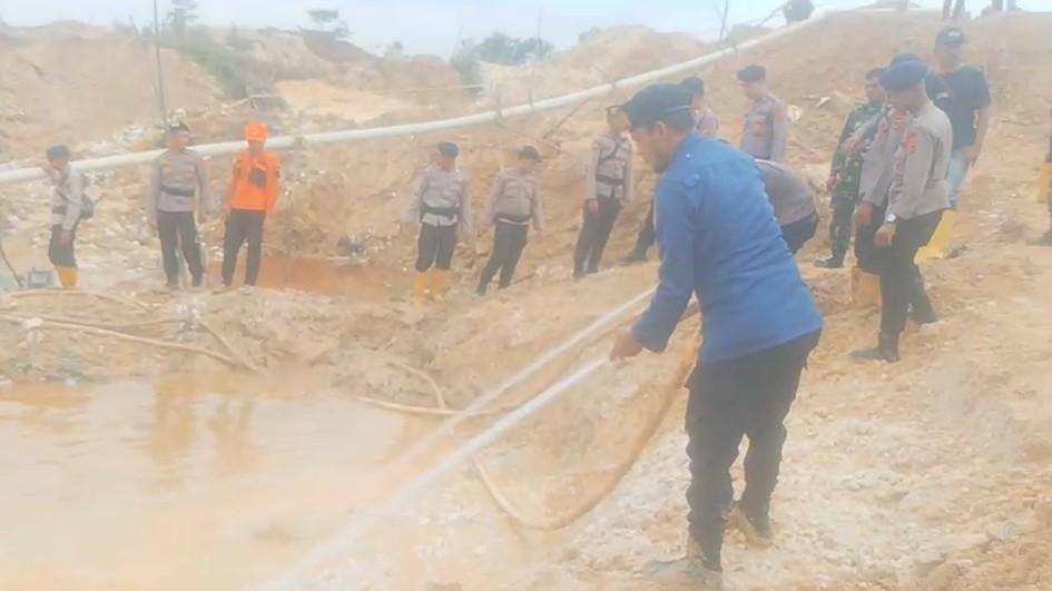 Polisi-mendatangi-lokasi-penambangan-emas-tanpa-izin-PETI.jpg