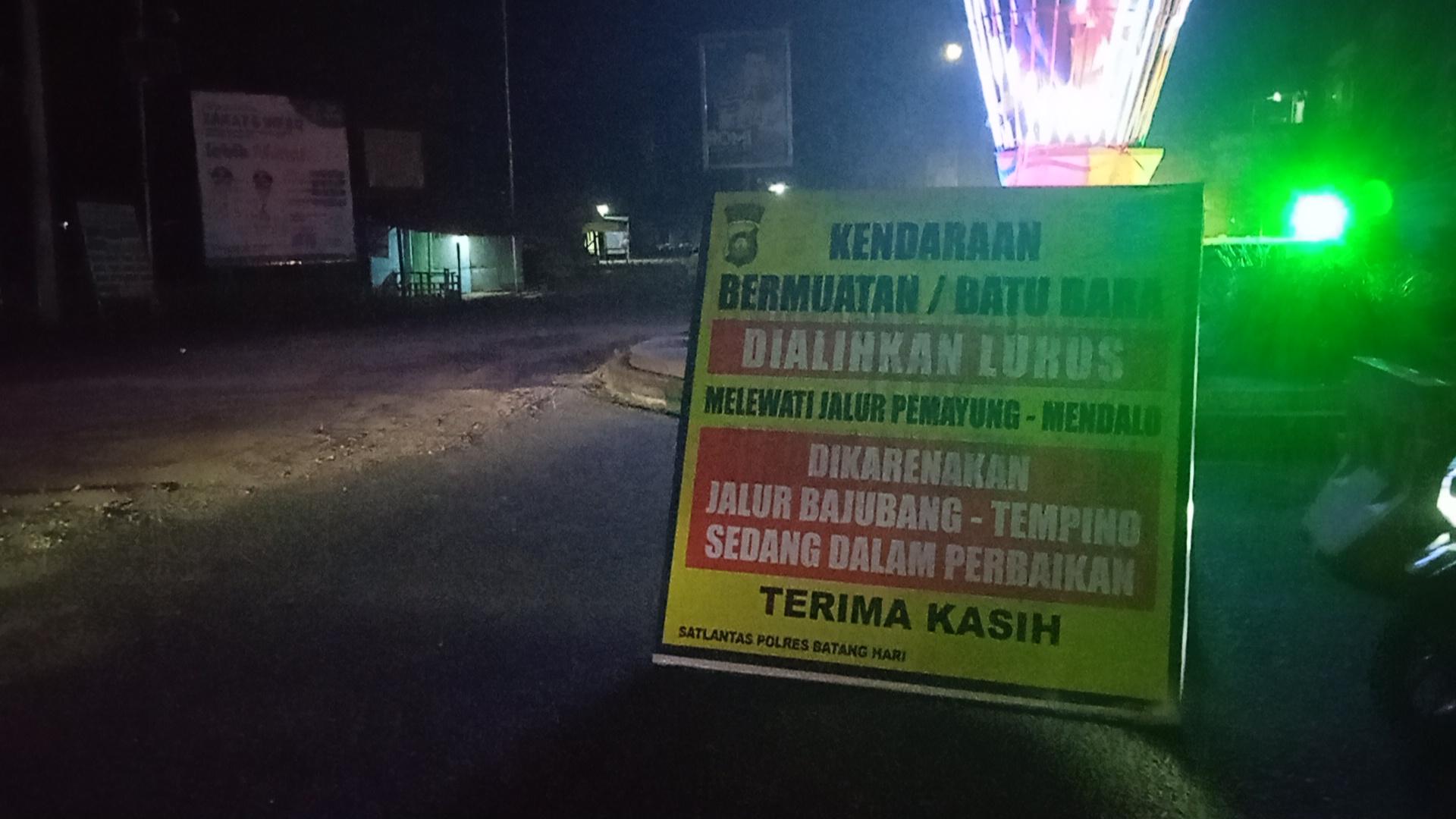 Macet di Jalan Bajubang-Tempino, Polres Batanghari Masih Lakukan Pengalihan Arus Batubara