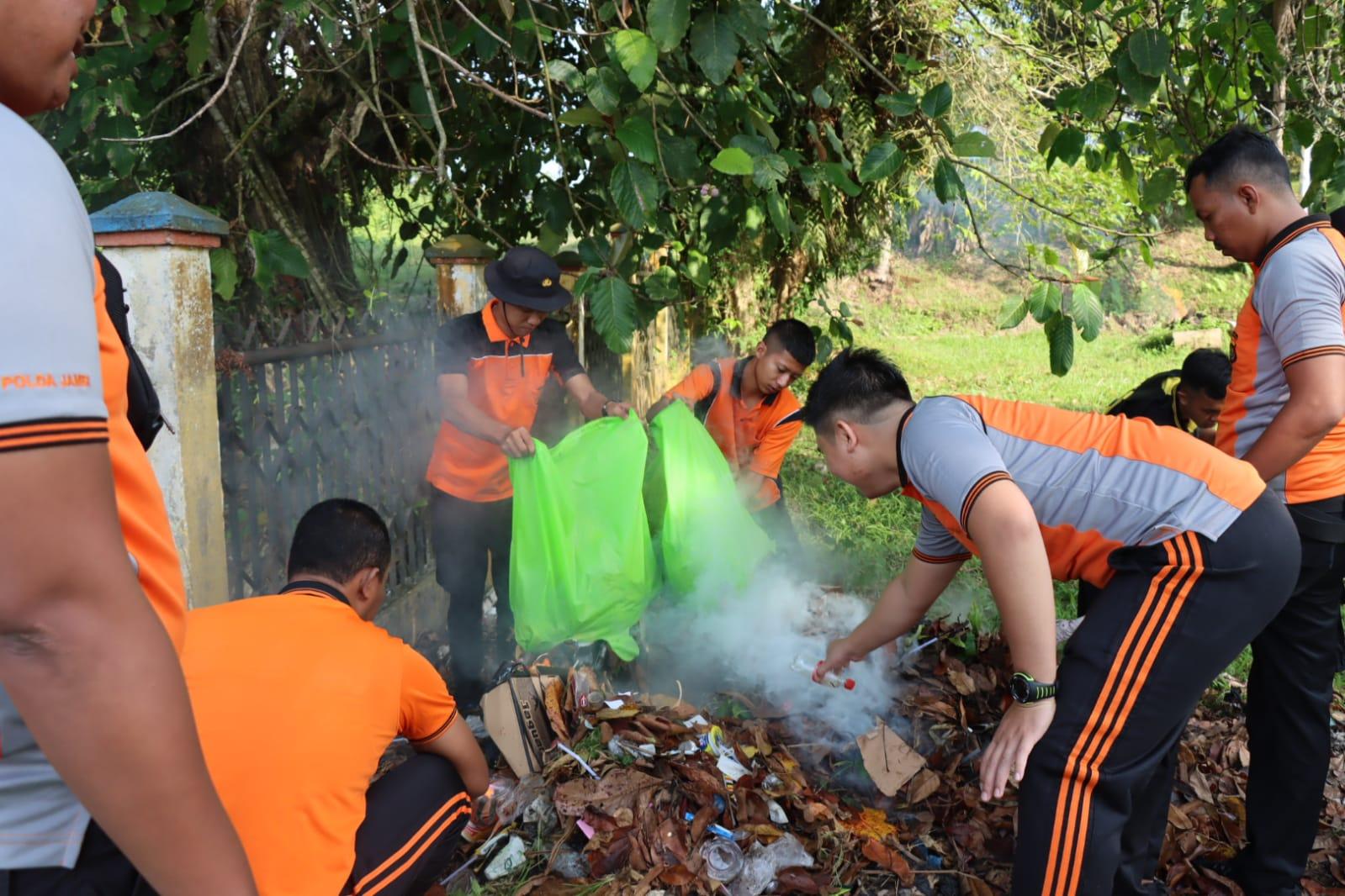 Polres Tebo Bersihkan Objek Wisata Tanggo Rajo dari Sampah