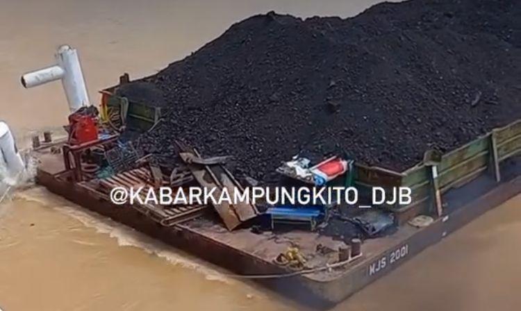 Viral Ponton Batu Bara Tabrak Tiang Jembatan Aurduri 1 di Jambi, Warga Sekitar Panik