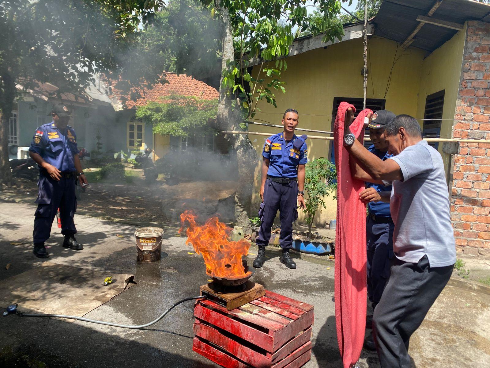 Damkar Jambi Edukasi Lewat “Goes to RT”, 67 Peserta Ikut Simulasi Kebakaran