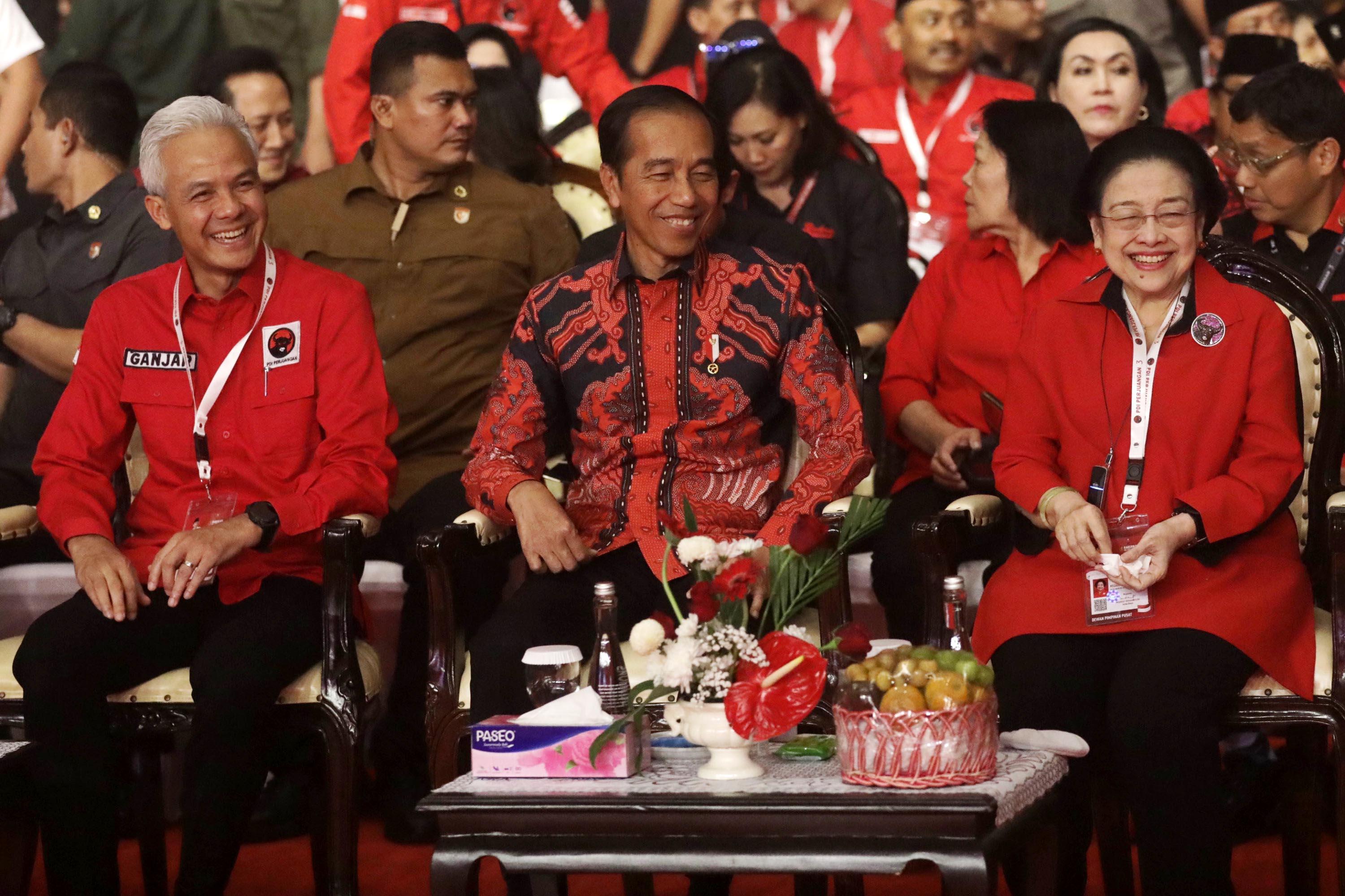 Colekan Jokowi ke Ganjar Saat Rakernas IV PDIP ''Enggak Usah Lama-lama''