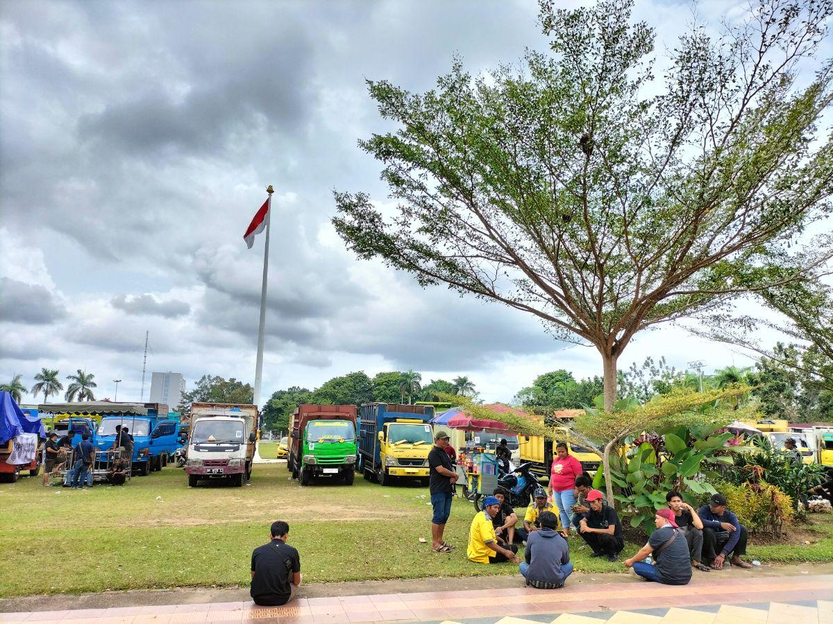 Ratusan-sopir-membawa-truk-batubara-lakukan-aksi-demo-di-depan-Kantor-Gubernur-Jambi.jpg