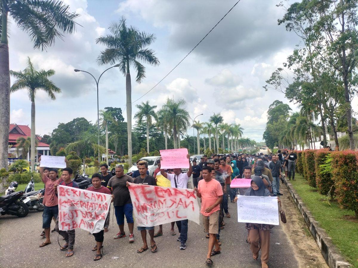 BREAKING NEWS Komunitas Sopir Unjuk Rasa di Kantor Bupati Tebo, Minta Tronton Stop Angkut Batu Bara