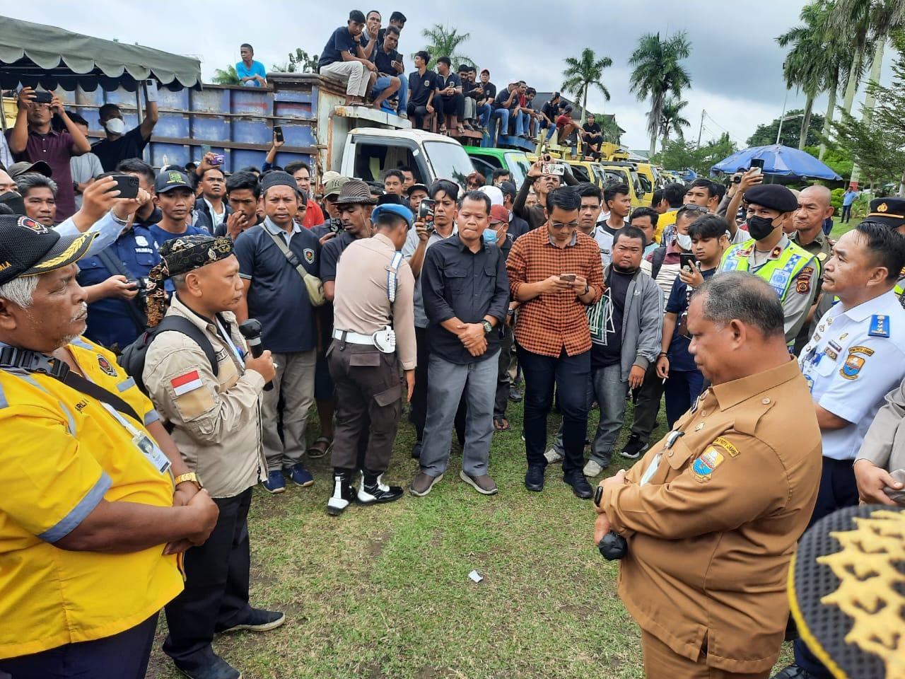 Ratusan-sopir-yang-tergabung-dalam-Komunitas-Sopir-Batu-bara-KS-Bara-Jambi-demo.jpg