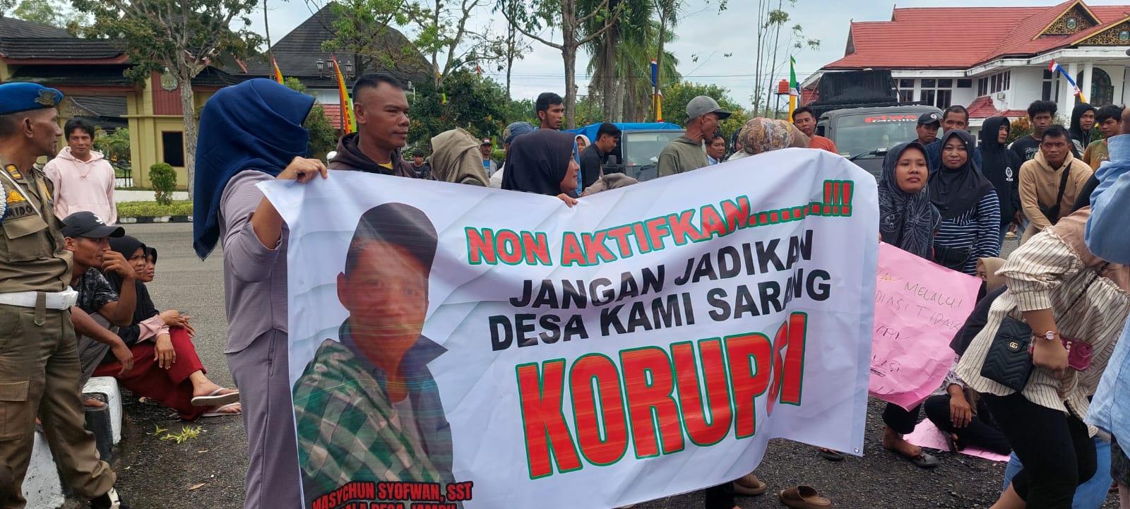 Ratusan Warga Desa Jambu Unjuk Rasa di Kantor Bupati Tebo, Tuntut Kades Dicopot