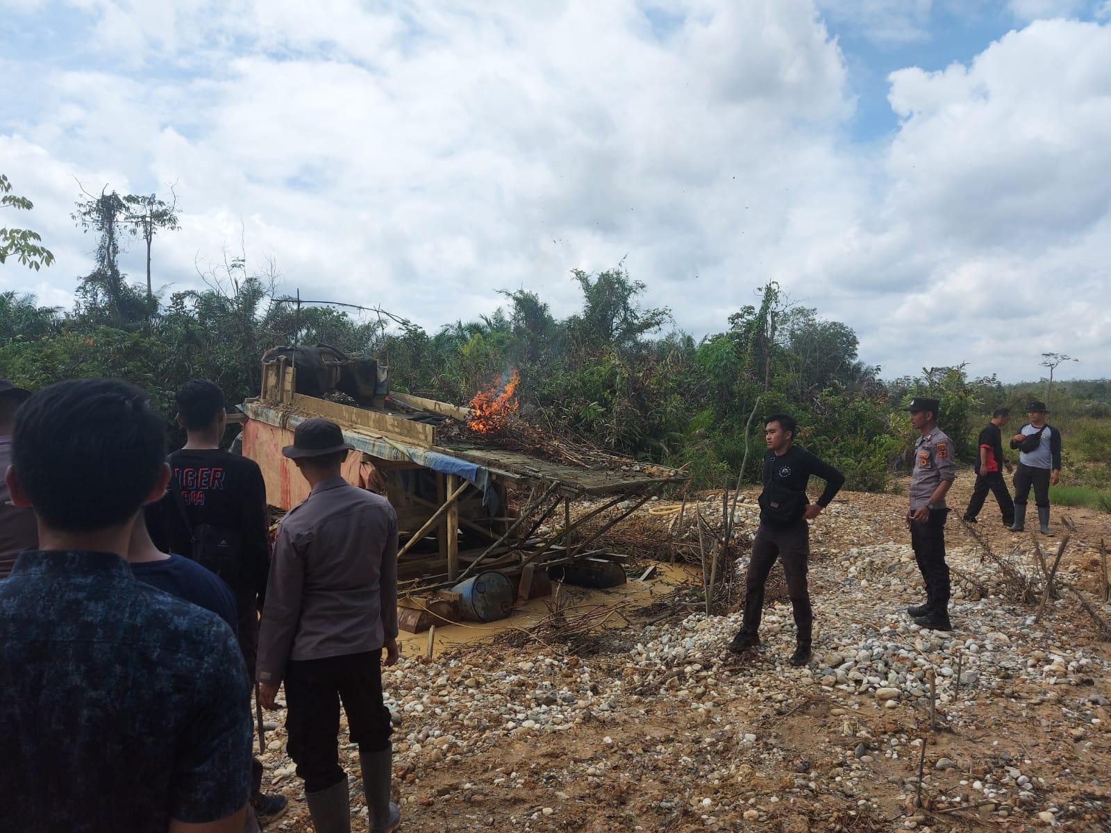 Tangkap 2 Pekerja PETI, Polres Merangin Bakar 12 Dompeng Rakit di Desa Sido Rejo