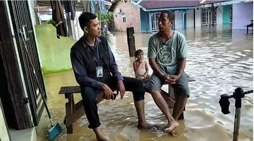 Reporter-Tribun-Jambi-Frengky-Widarta-bersama-Zulhendri-warga-RT-23-RW-09-Kelurahan-Jaya-Setia.jpg