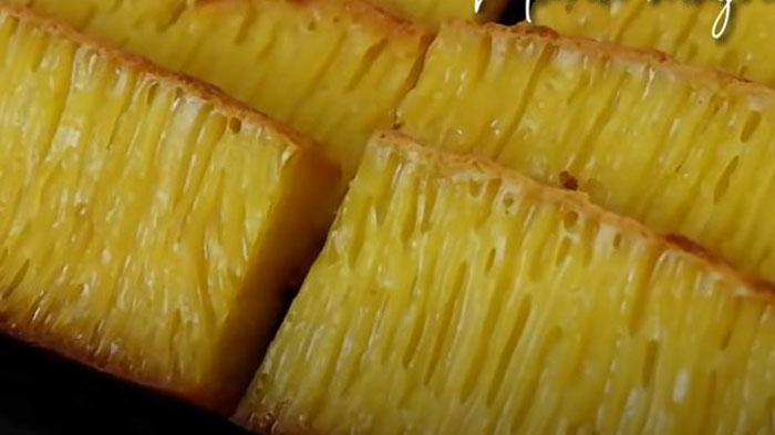 Resep Bika Ambon, Panaskan Cetakan Sambil Diisi Kelapa Parut