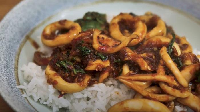 Resep Cumi Kecap Kemangi, Beri Perasan Jeruk Nipis Jelang Matang