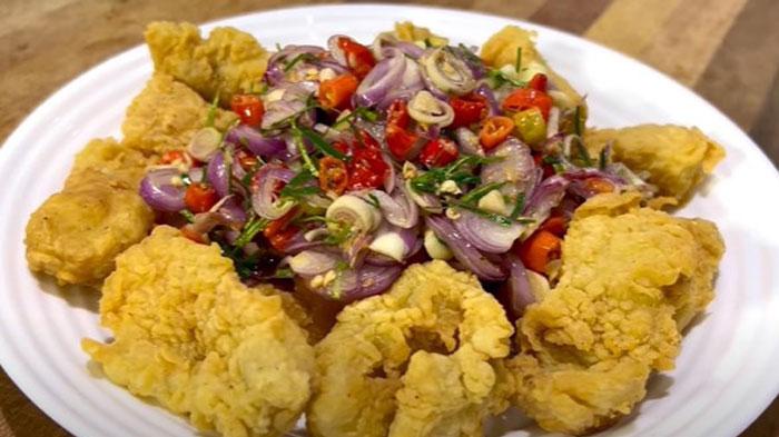 Resep Dori Sambal Matah, Pastikan Minyak untuk Menggoreng Ikan Cukup Panas