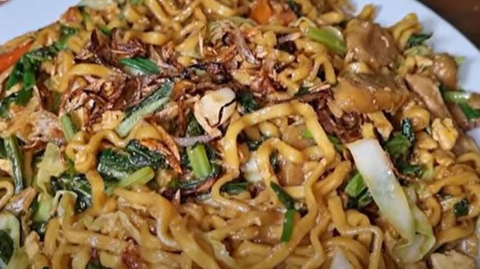 Resep Mie Goreng Jawa, Sajikan dengan Acar Timun dan Tomat
