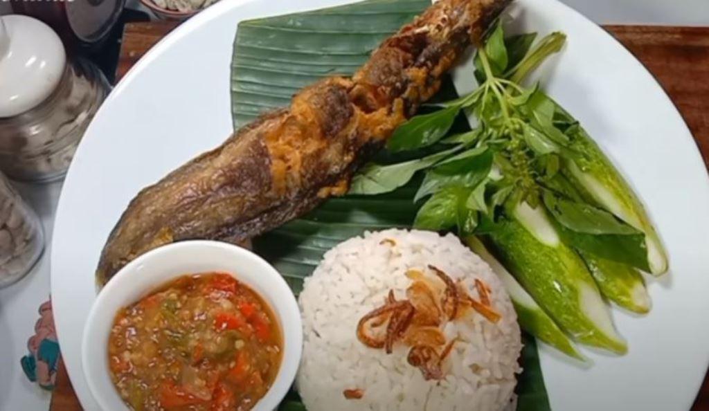 Resep Sambal Pecel Lele, Perbanyak Bawang Putih dan Tomat