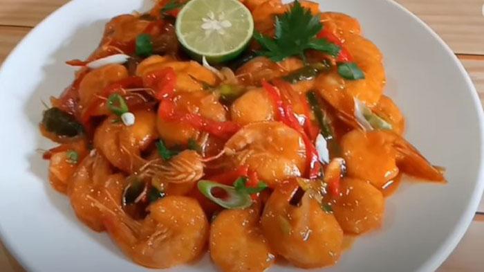 Resep Udang Asam Manis, Tambahkan Daun Bawang Menjelang Matang