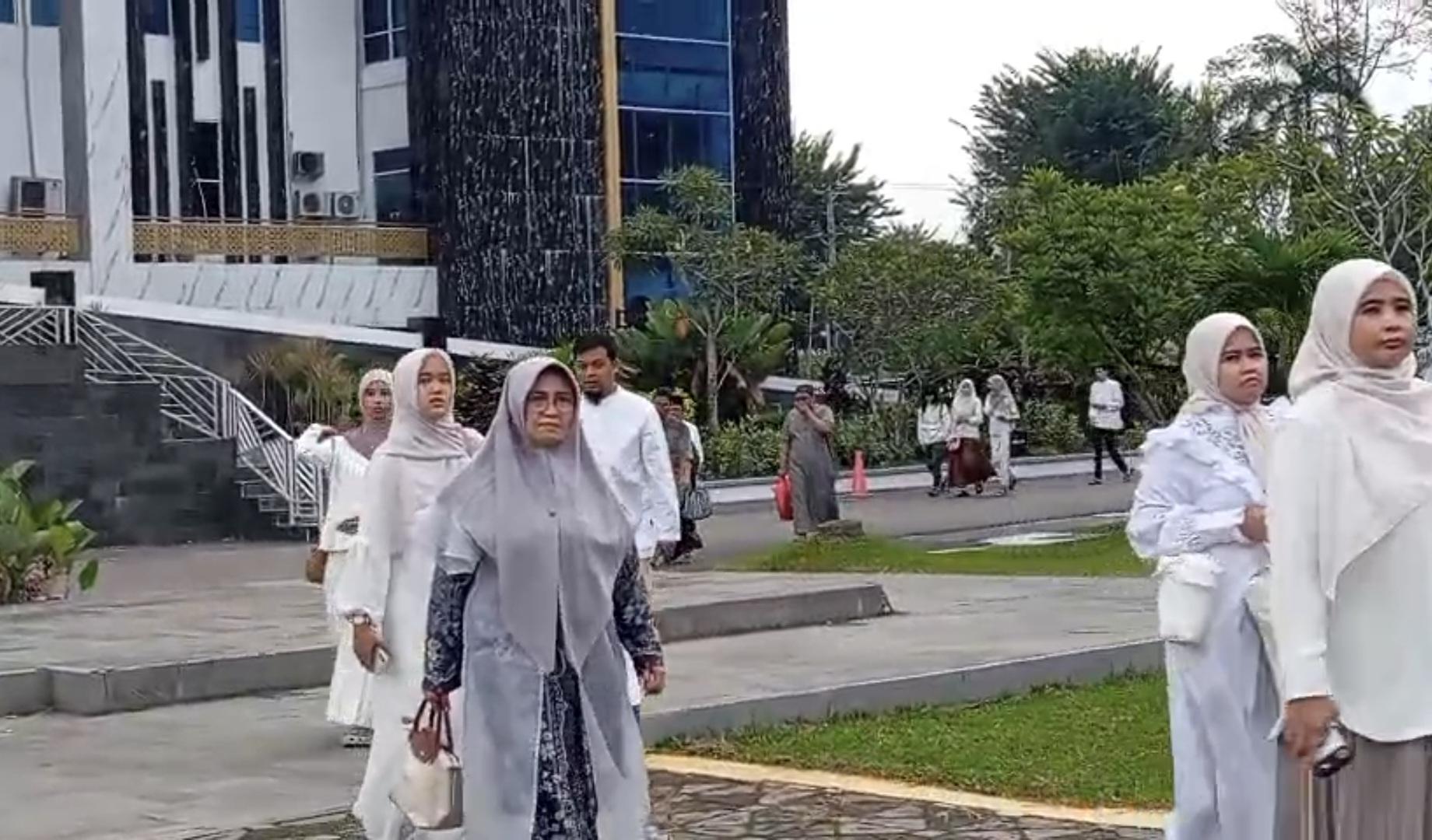 Ribuan-warga-Kota-Jambi-memadati-Lapangan-Utama-Kantor-Wali-Kota-Jambi-untuk.jpg