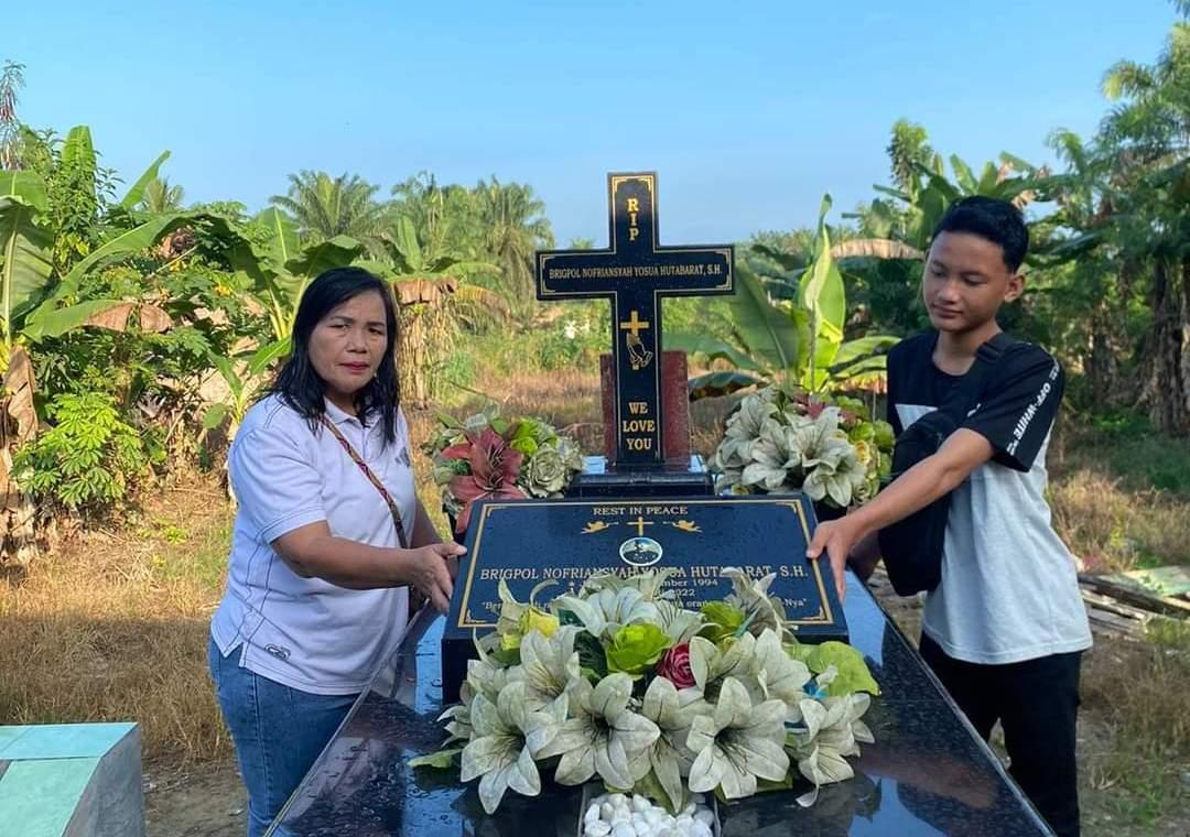 Roslin-Simanjuntak-dan-anaknya-di-makam-Brigadir-Yosua.jpg