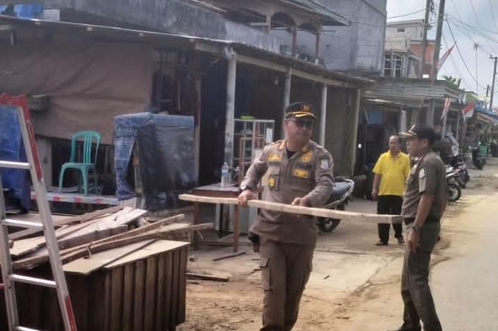 Menggangu Pemandangan, Satpol PP Tanjabtim Tertibkan PKL di Kawasan Pasar Blok D