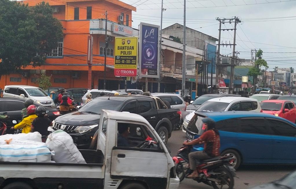 Simpang Puncak Kota Jambi Macet Akibat Lampu Merah Mati