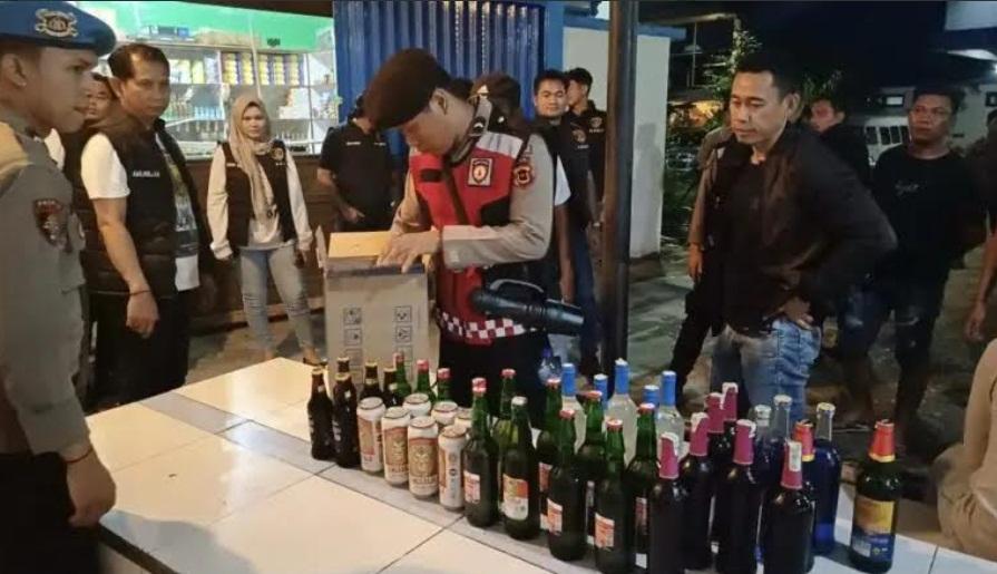 Sisir Tempat Hiburan Malam di Sarolangun, Tim Gabungan Polres Sarolangun Sita Puluhan Miras