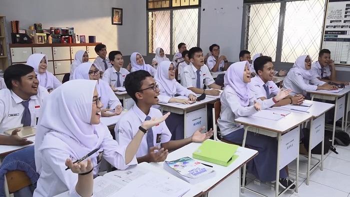 Siswa-SMA-Belajar-di-Kelas.jpg