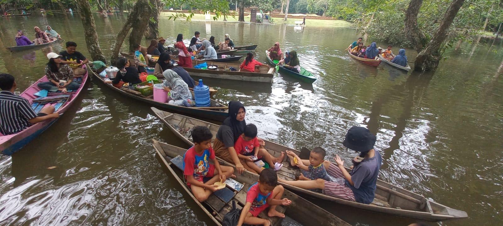 Situasi-banjir-dimanfaatkan-emak-emak-komplek-percandian-Muaro-Jambi-untuk-berjualan.jpg