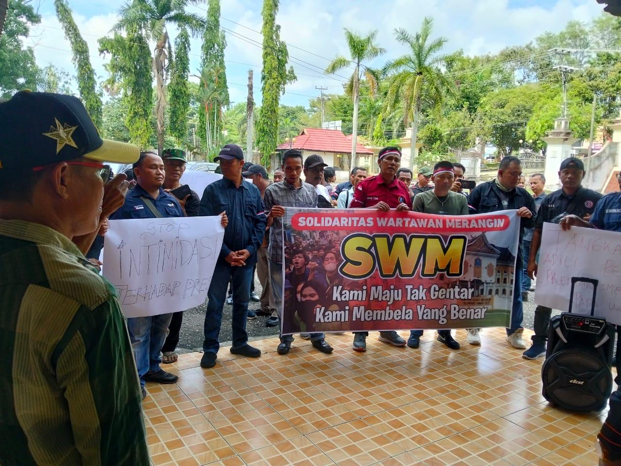 Solidaritas-Wartawan-Merangin-SWM-menggelar-aksi-damai.jpg