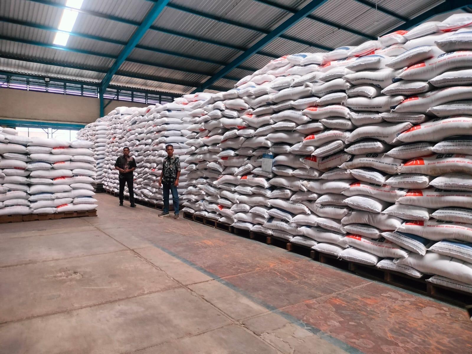 Stok-beras-di-gudang-Bulog-Jambi-1.jpg